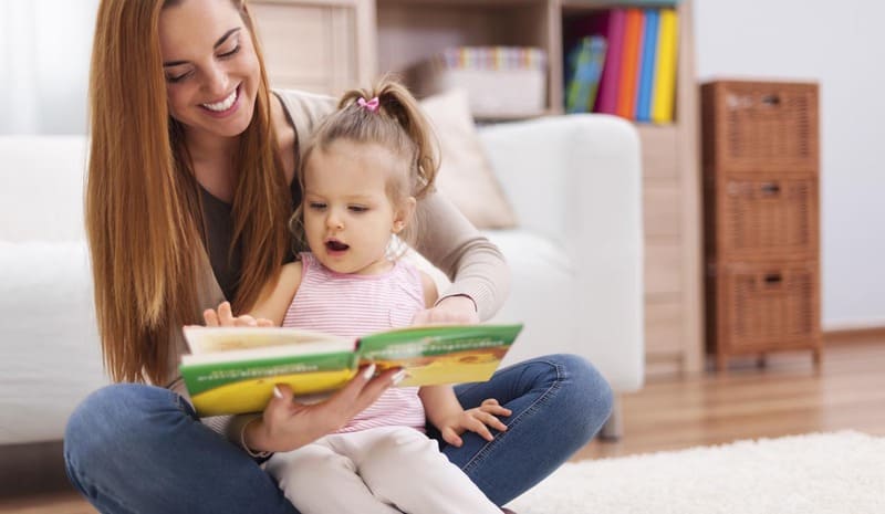 kích thích não phải phát triển bằng cách đọc sách cùng trẻ