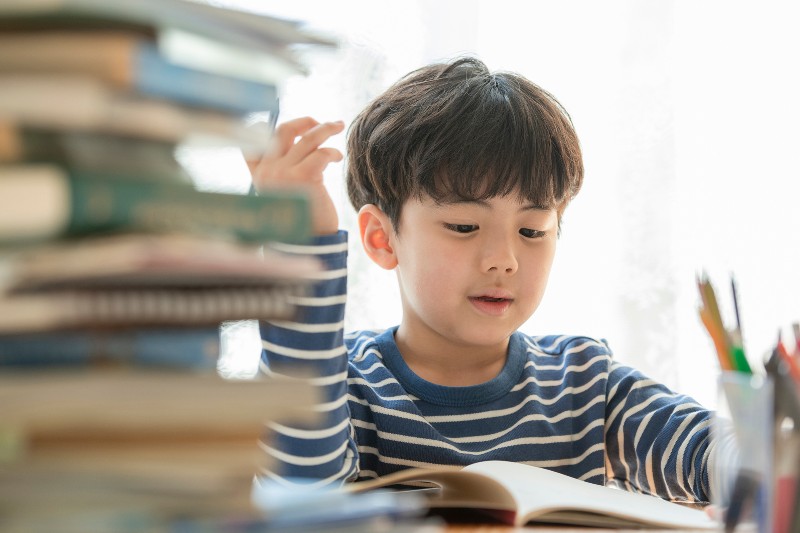 Tầm quan trọng của lợi ích của việc đọc sách cho trẻ đối với sự phát triển trí não