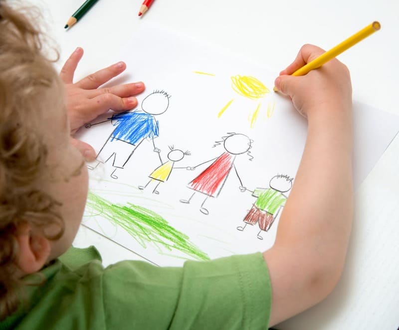Trò chơi trí tuệ cho bé vẽ tranh trên giấy