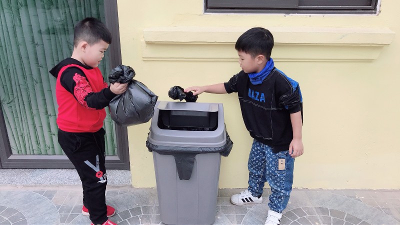dạy trẻ 2 tuổi bỏ rác đúng nơi quy định