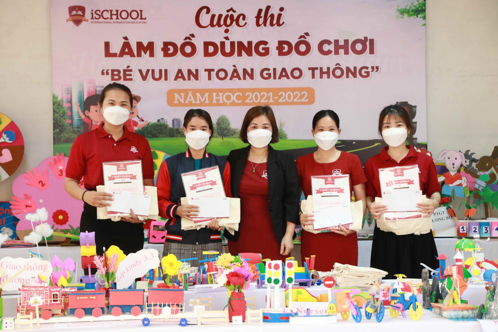 Giáo viên iSchool Hà Tĩnh sáng tạo với cuộc thi Làm đồ dùng đồ chơi “Bé vui an toàn giao thông”