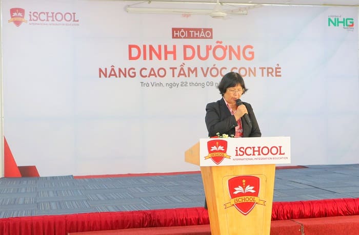 Cô Đào Thị Hồng Vân - đại diện nhà trường phát biểu