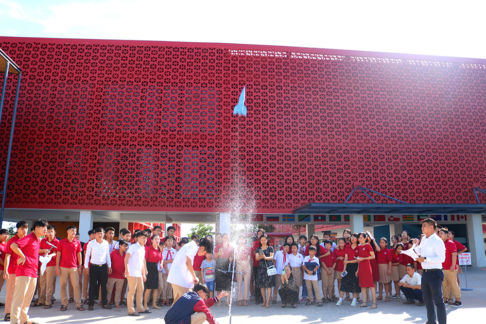 tổ chức hoạt động trải nghiệm bắn tên lửa