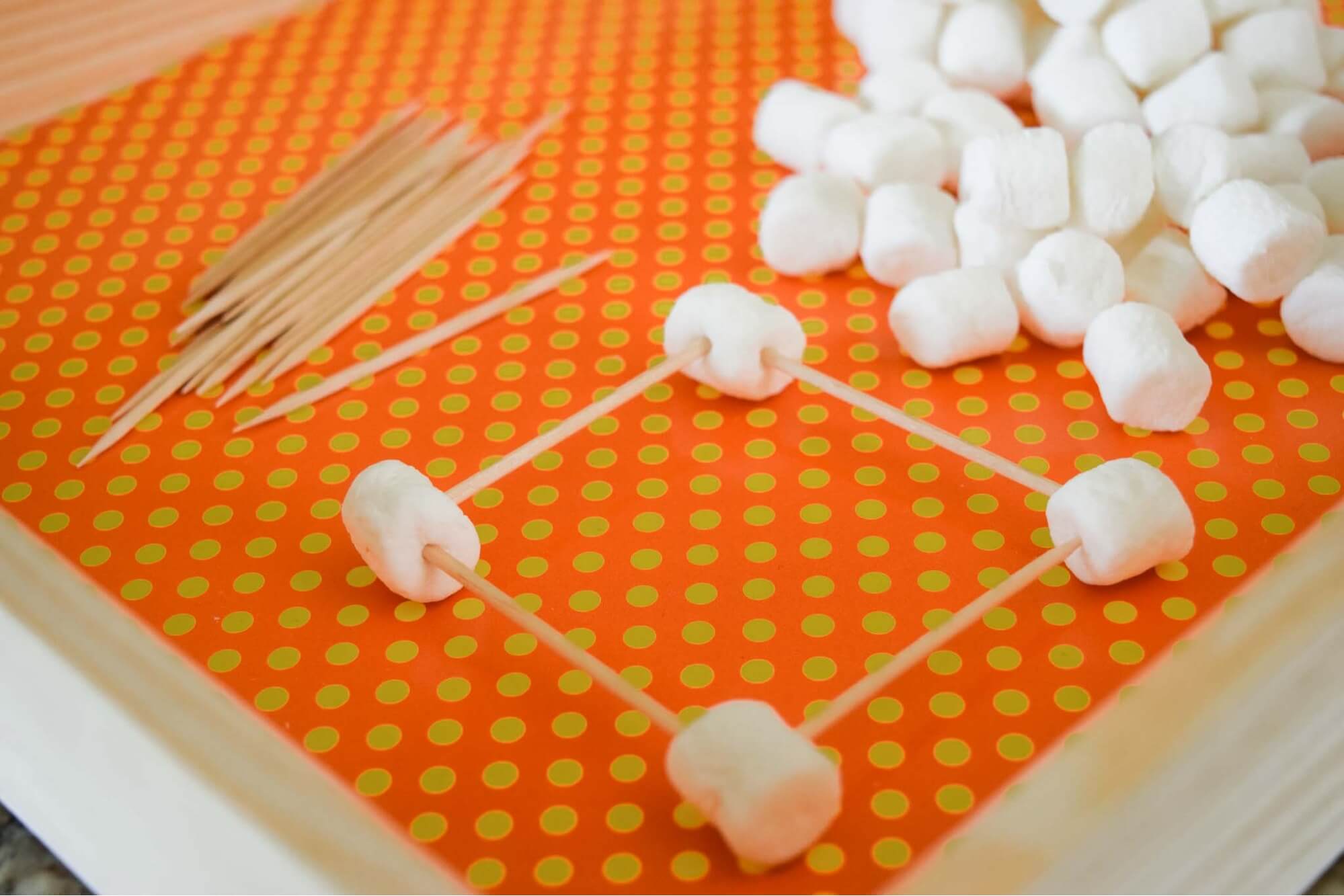 hoạt động STEM cho trẻ mầm non - Xây dựng nhà kẹo dẻo