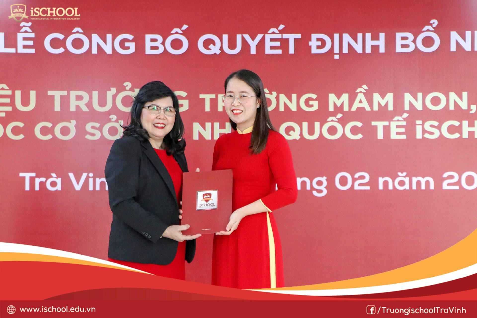 ThS Trịnh Phương Trinh - Phó trưởng phòng hành chính nhân sự Công ty iSchool trao Quyết định bổ nhiệm
