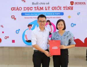 Thầy Võ Thái Sang - đại diện nhà trường gửi món quà lưu niệm đến khách mời