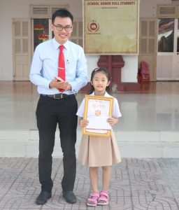 Khen thưởng em Phạm Ngọc Lan Hương - Học sinh đạt kết quả học tập cao nhất khối 1 của hệ thống iSchool.