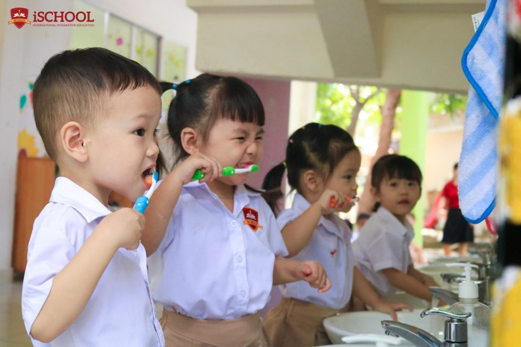 iSers rèn luyện kỹ năng đánh răng