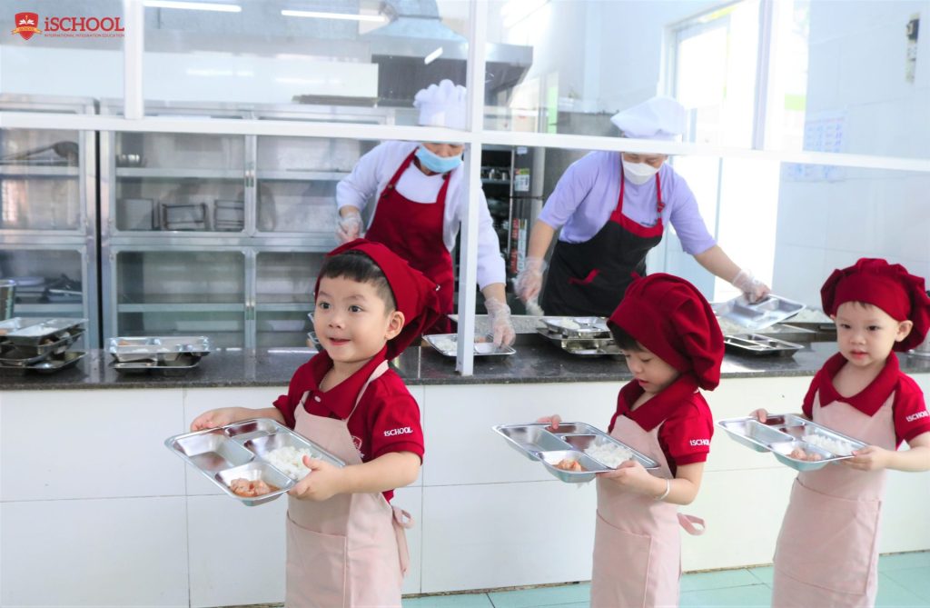 Trẻ tự bê khay cơm đến bàn ăn