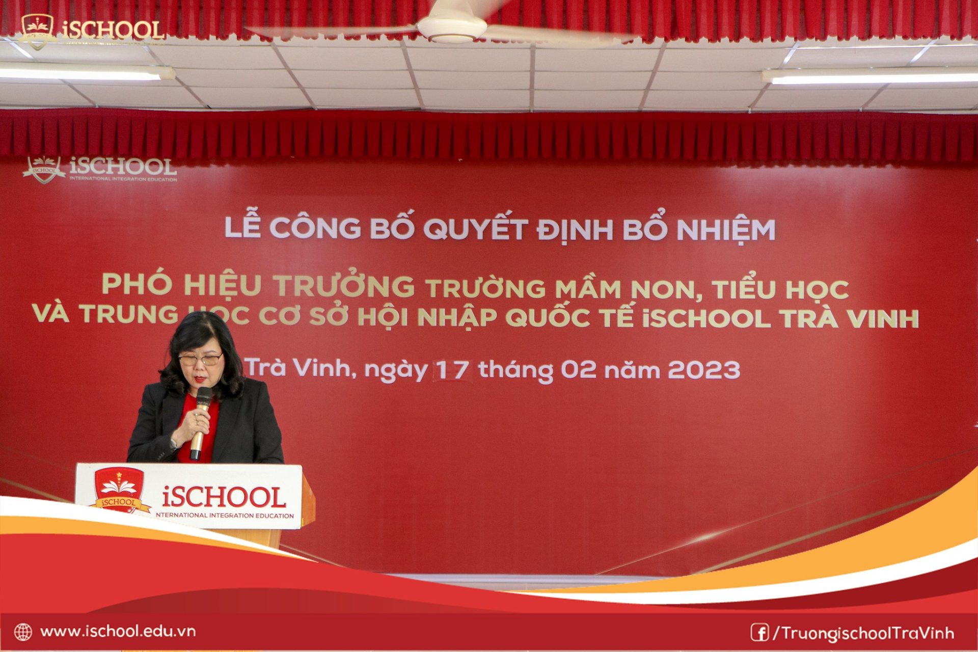 ThS Trịnh Phương Trinh - Phó trưởng phòng hành chính nhân sự Công ty iSchool đọc Quyết định bổ nhiệm