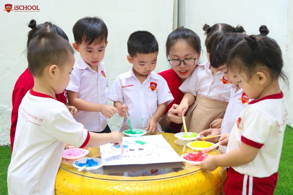 Để bảo vệ môi trường, iSers iSchool Ninh Thuận làm tranh bằng giấy tái chế