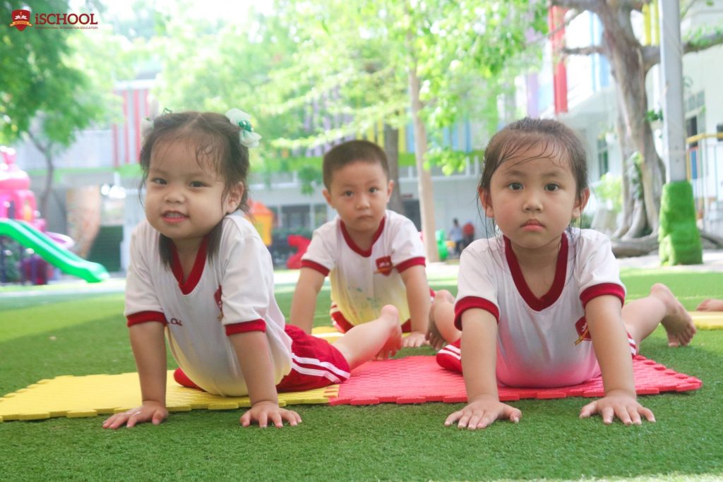 Tập yoga thường xuyên sẽ giúp trẻ rèn luyện sức bền bỉ, ổn định huyết áp