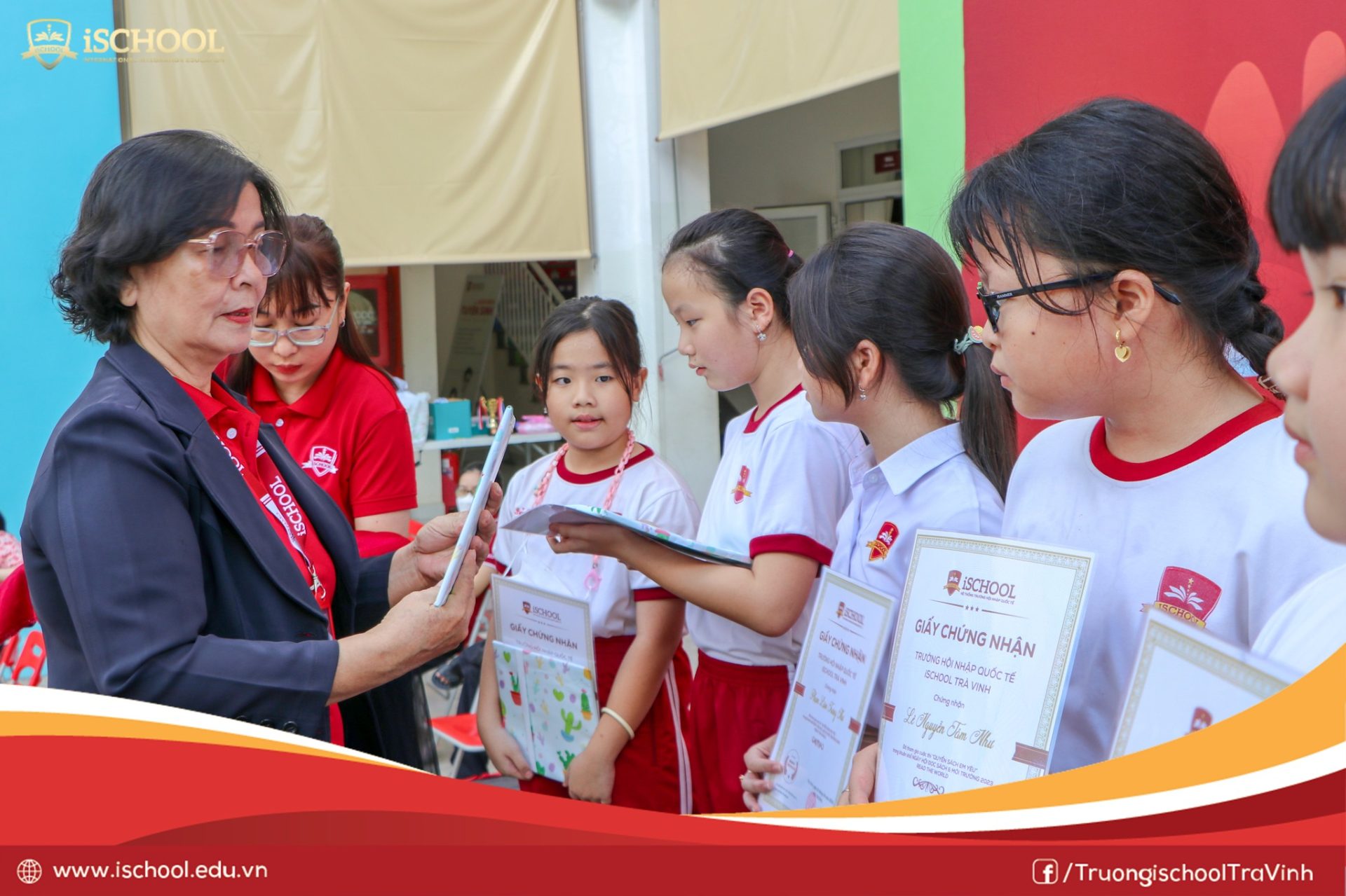 Bà Đào Thị Hồng Vân - Hiệu trưởng nhà trường trao quà và giấy chứng nhận cho học sinh đạt giải cuộc thi QUYỂN SÁCH EM YÊU