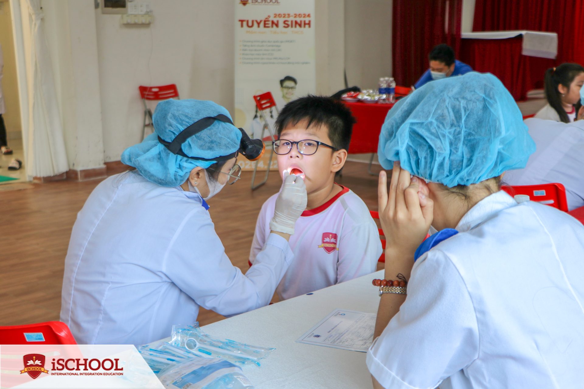 Các bác sĩ tiến hành khám răng cho các em học sinh tại iSchool