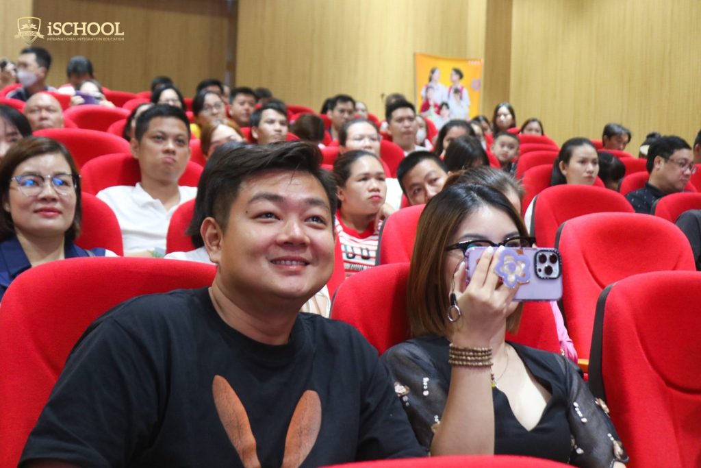 phụ huynh tham gia buổi lễ