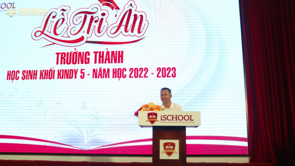 Ông Phạm Văn Bách - Đại diện phụ huynh khối Kindy 5 phát biểu cảm xúc