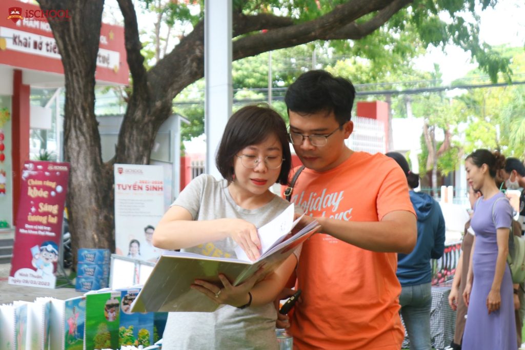 Phụ huynh thích thú xem lại hành trình lớn khôn trong một năm đã qua của các con trong Porfolio