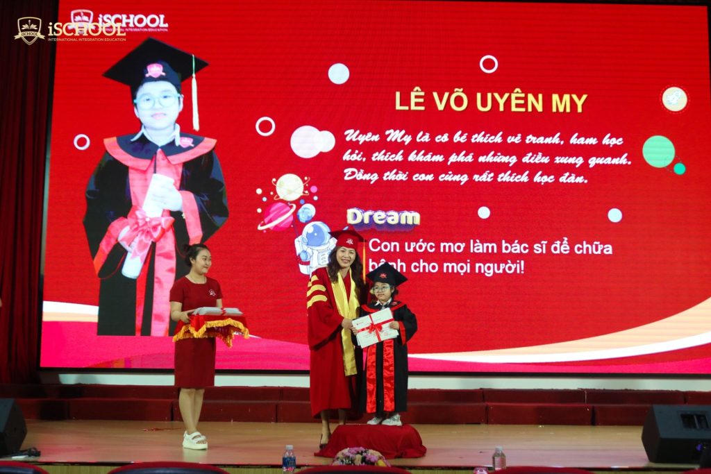 Cô Lê Thị Ngọc Bích - Hiệu trưởng Trường Hội nhập Quốc tế iSchool Ninh Thuận trao giấy chứng nhận hoàn thành chương trình học mầm non cho iSers