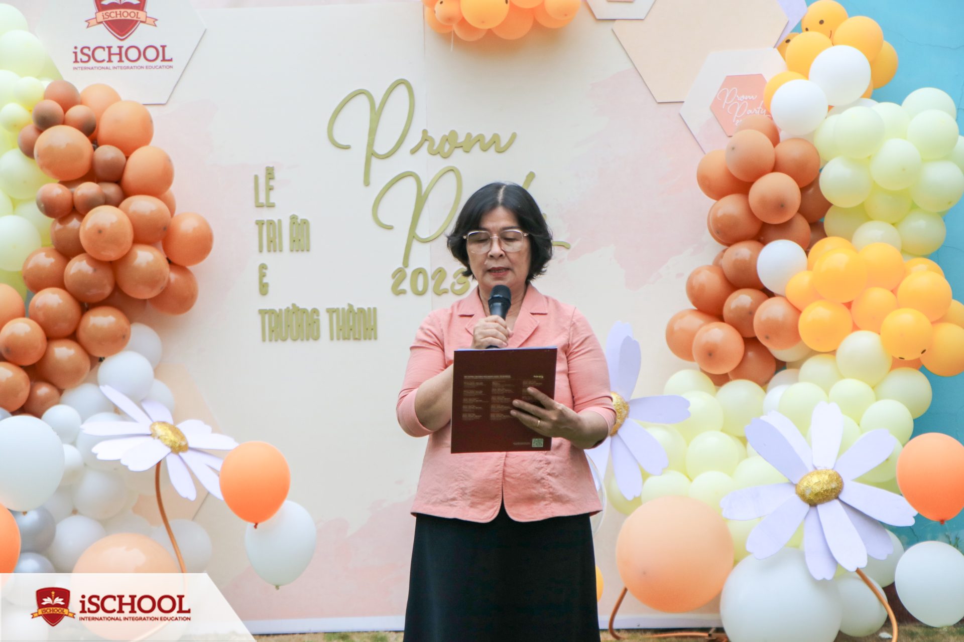 Bà Đào Thị Hồng Vân - Hiệu trưởng nhà trường có đôi lời chia sẻ