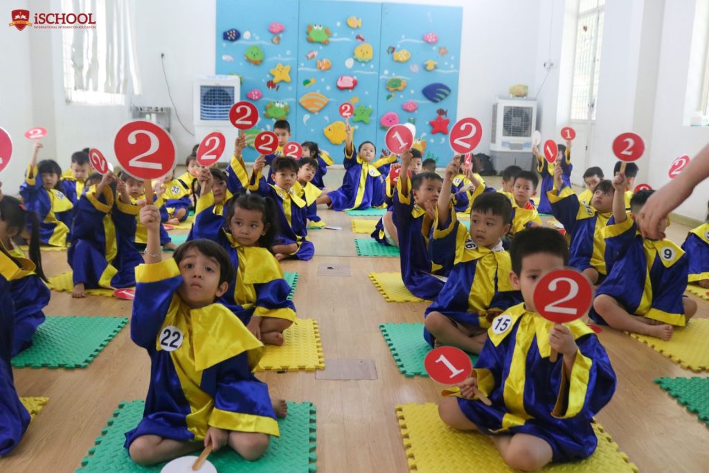 iSers trình diễn tiết mục văn nghệ trong cuộc thi Golden bell challenge