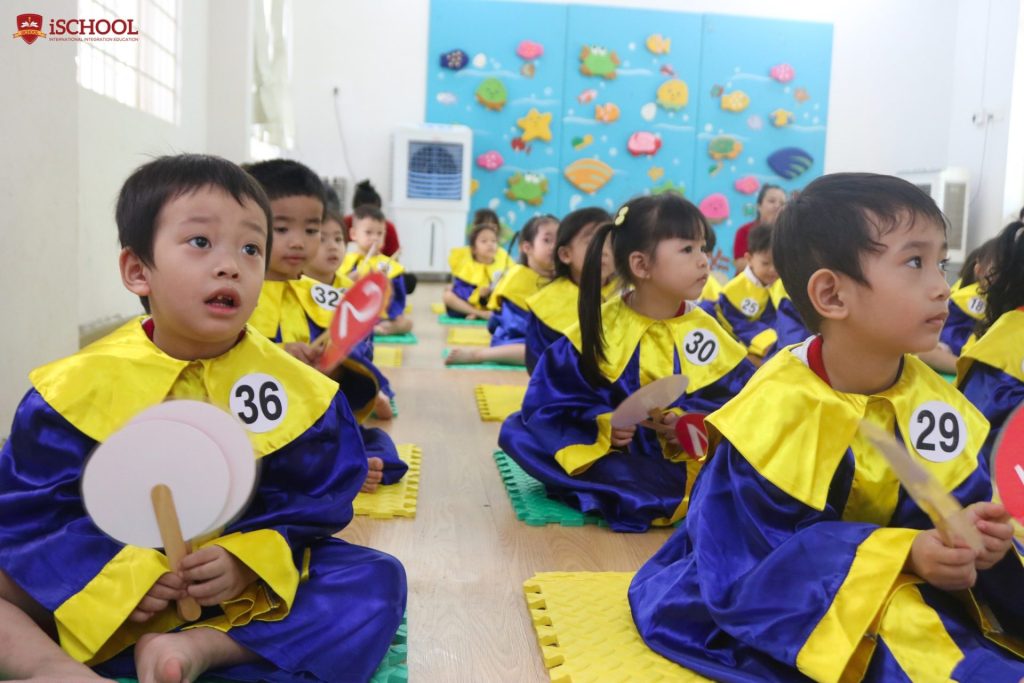 iSers chăm chú lắng nghe câu hỏi cuộc thi Golden bell challenge