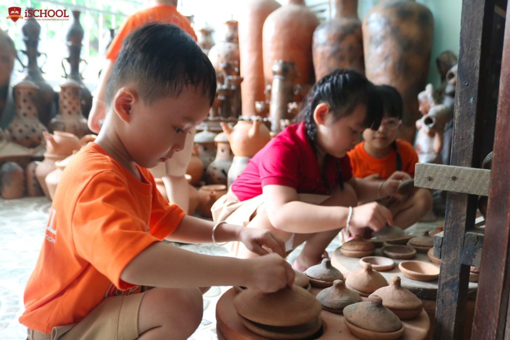 iSers tham quan sản phẩm của các nghệ nhân