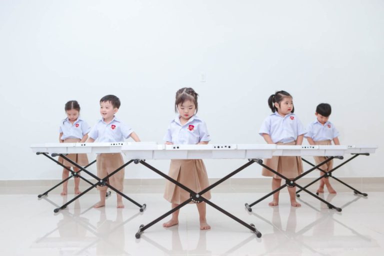 Khuyến khích trẻ thể hiện năng lực bản thân