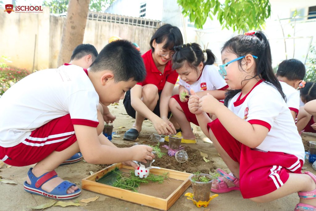 iSers tham gia hoạt động trồng cây trong ly nhựa để hạn chế lượng rác thải nhựa ra môi trường