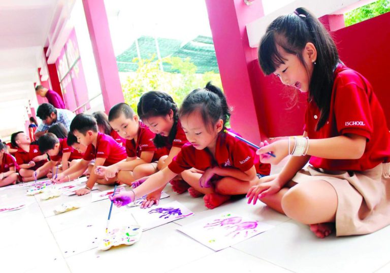 Cho trẻ tiếp xúc với hội họa