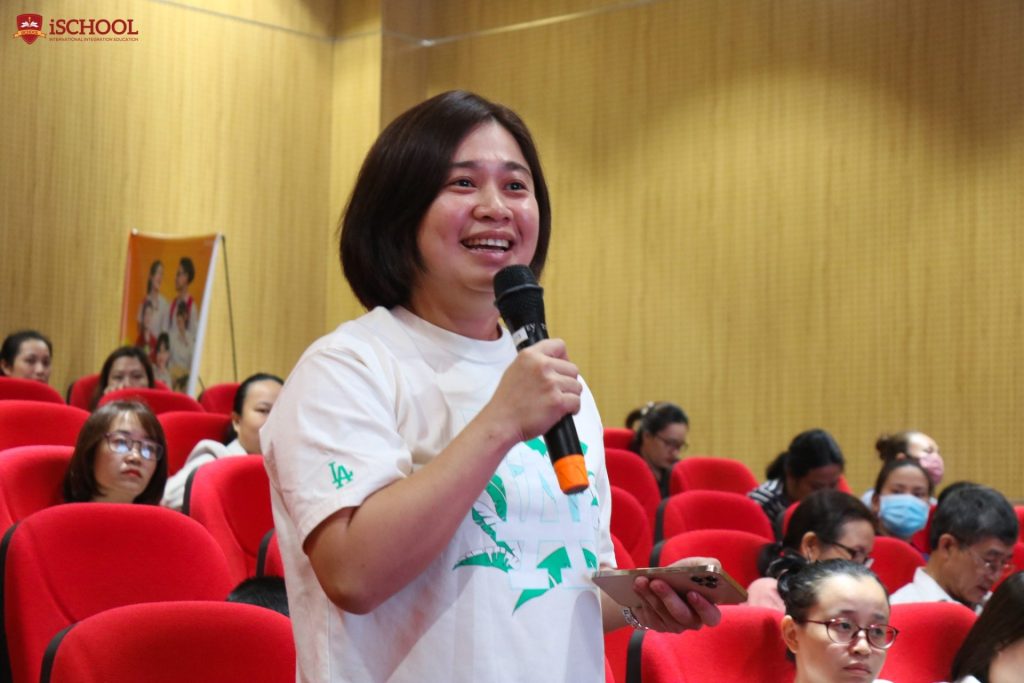 Phụ huynh trao đổi, chia sẻ và đóng góp ý kiến