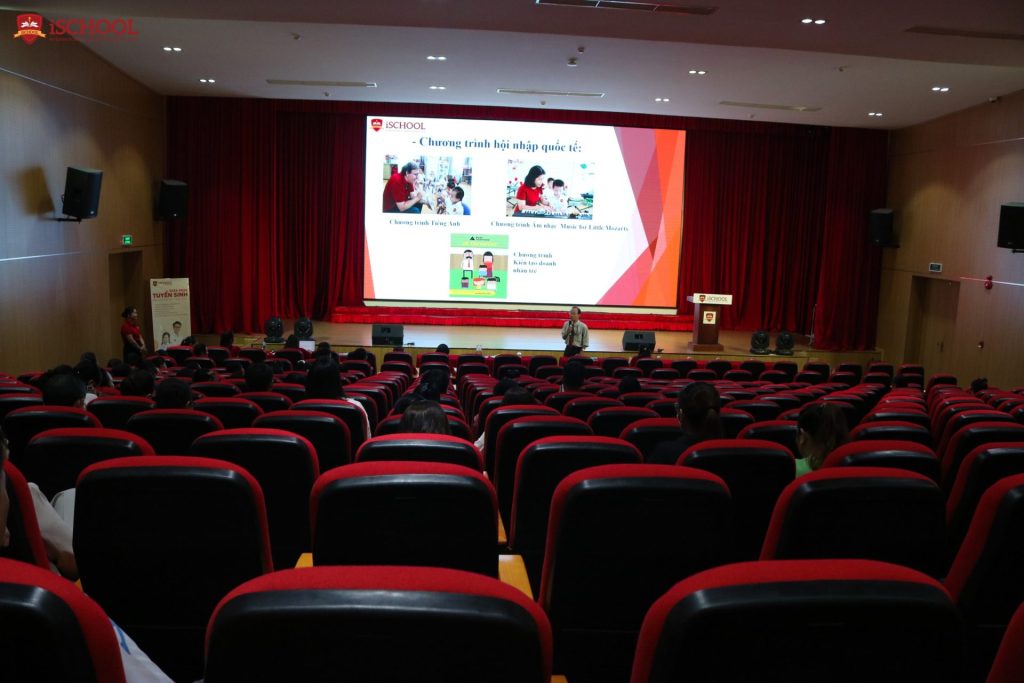 Thầy Phan Đức - Hiệu trưởng Trường Hội nhập Quốc tế giải đáp những thắc mắc của phụ huynh