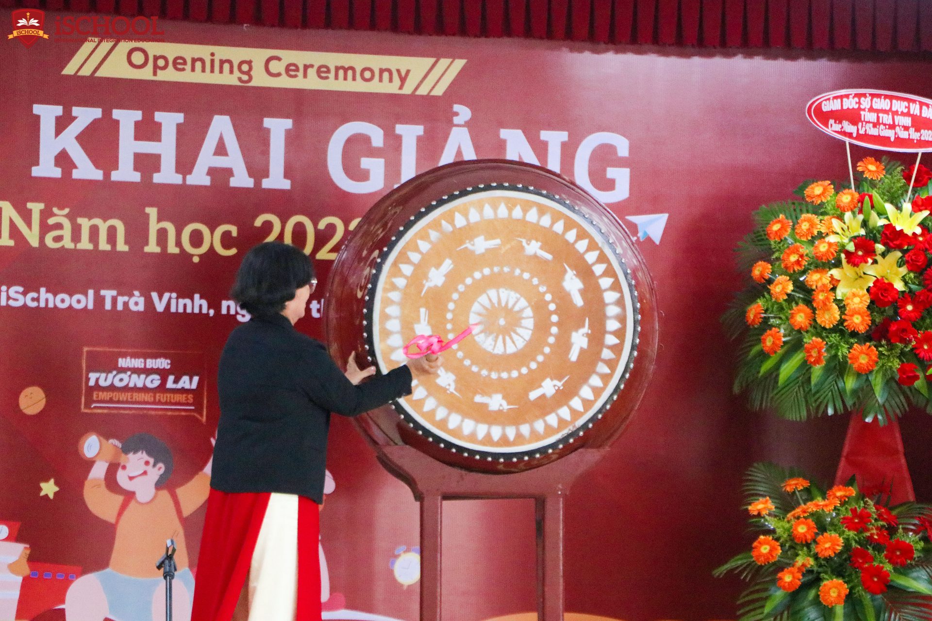 Bà Đào Thị Hồng Vân - Hiệu trưởng nhà trường đánh trống khai giảng năm học mới