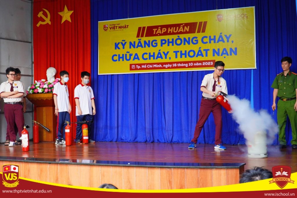 THPT Việt Nhật: Tuyên truyền phòng cháy chữa cháy & thực hành sử dụng bình chữa cháy