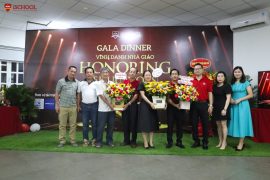 Ban Đại diện cha mẹ học sinh tặng hoa cho BGH