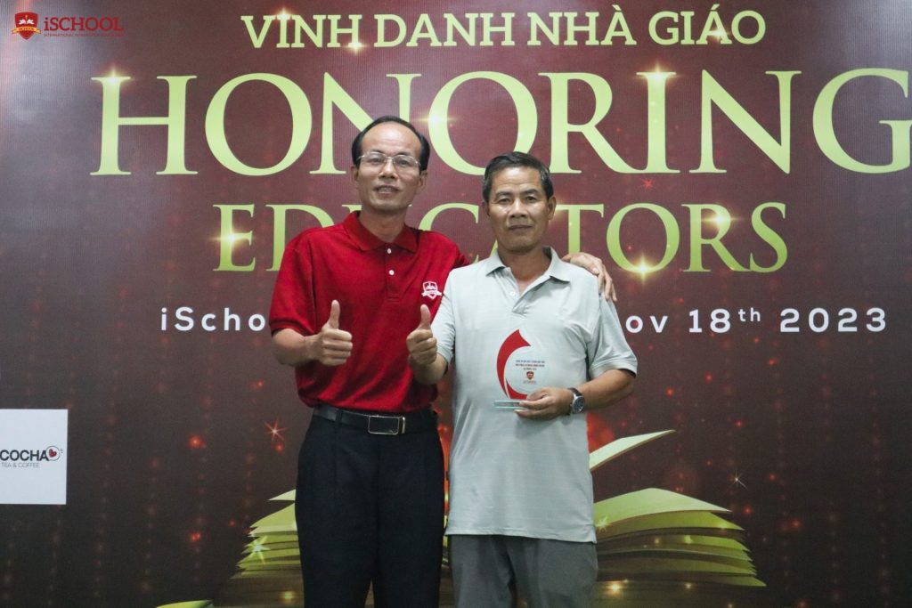 Thầy Phan Đức - Hiệu trưởng Trường Hội nhập Quốc tế iSchool Ninh Thuận trao kỉ niệm chương cho ông Nguyễn Thượng Thanh - Ban tổ chức Hội thao iSchool Ninh Thuận Olympic 2023