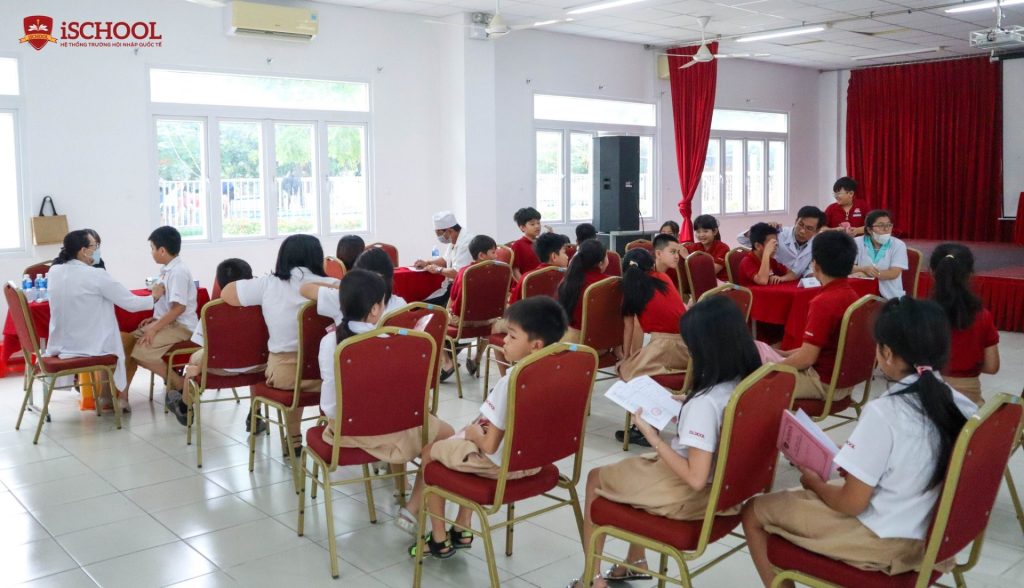iSers xếp hàng đợi tới lượt