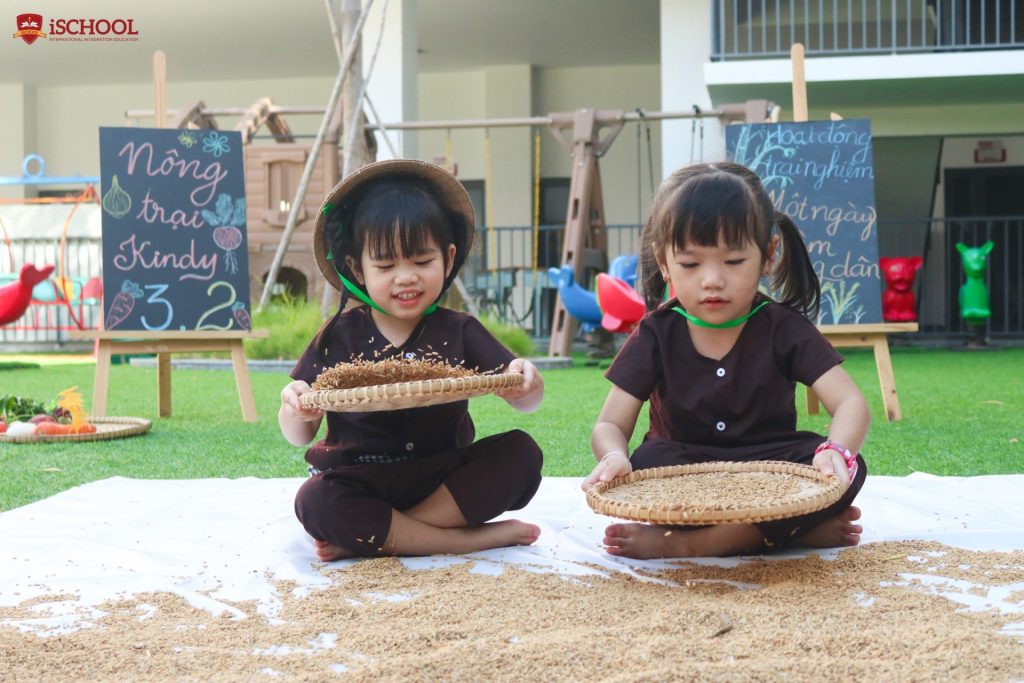 Các iSers vui vẻ nói cười giòn giã và hoàn thành công việc một cách nhanh chóng. 