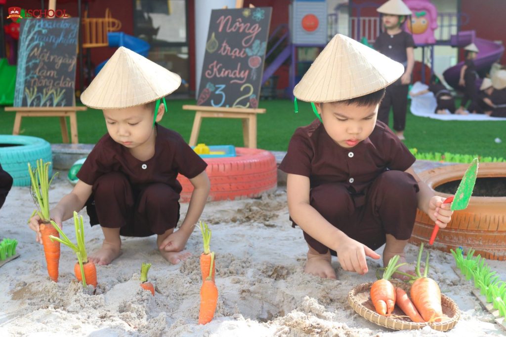 Dưới sự hướng dẫn của các cô, các iSers biết được cách trồng một số loại rau củ.
