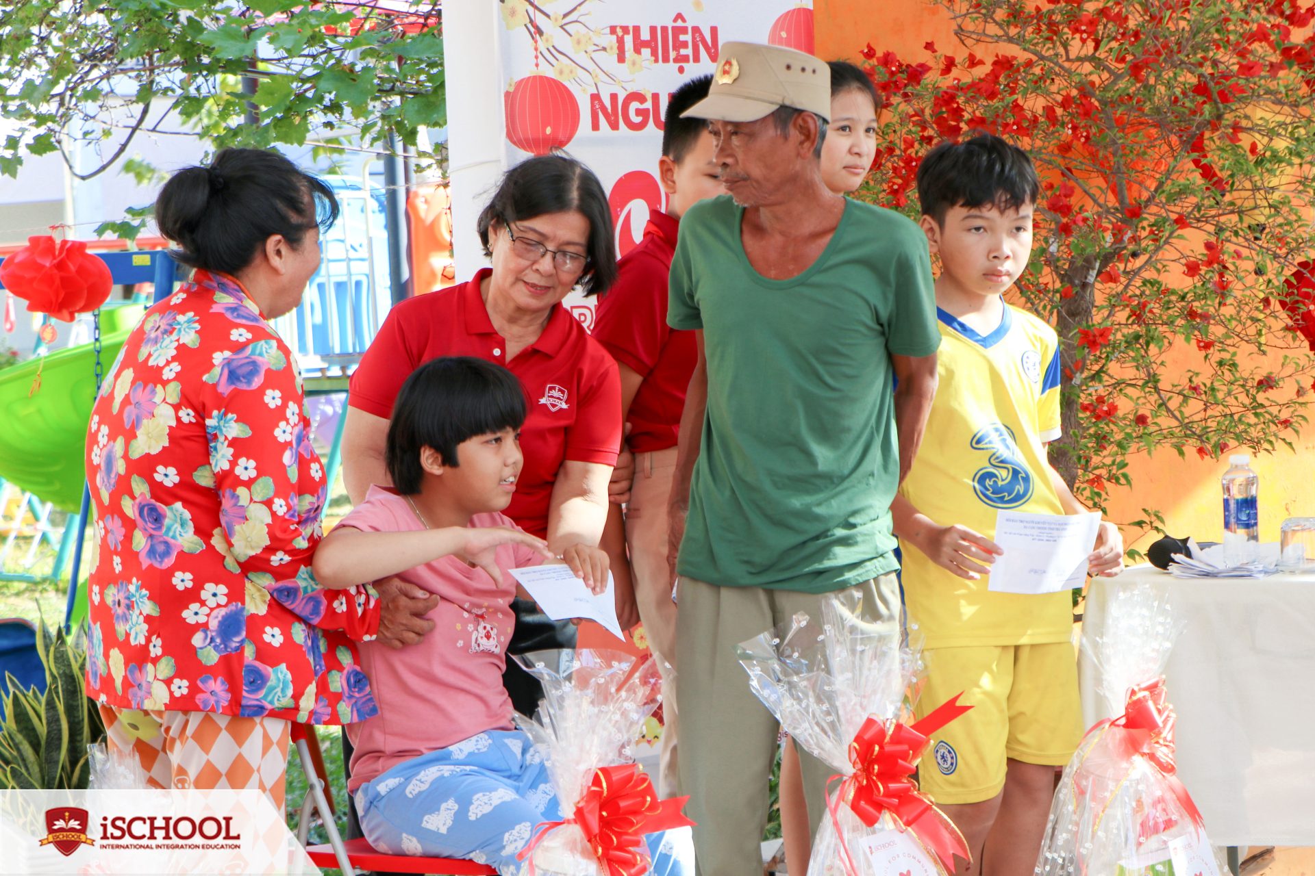 Bà Đào Thị Hồng Vân - Hiệu trưởng nhà trưởng gửi tặng quà Tết cho trẻ
