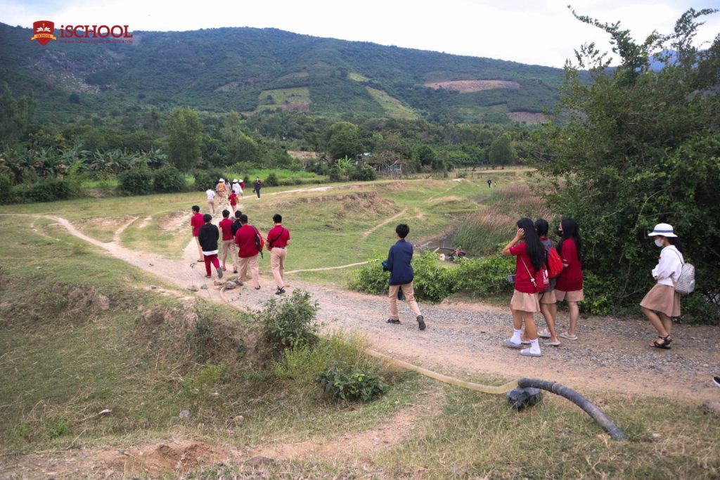 Mỗi dịp tết đến, thầy trò trường Hội nhập Quốc tế iSchool Ninh Thuận lại không ngần ngại cùng nhau rong ruổi trên những chuyến xe thiện nguyện để chia sẻ tình thân đến khắp nơi