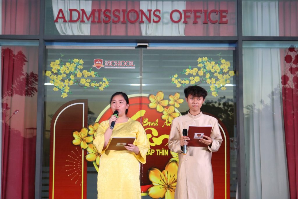 Với niềm đam mê Tiếng Anh, Minh Chí tự tin làm MC dẫn chương trình song ngữ tại trường