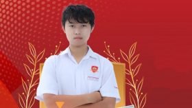 Với vẻ ngoài điển trai, học giỏi, đa tài, cậu học sinh 10x - Huỳnh Minh Chí đã trở thành hình mẫu lý tưởng của biết bao nữ sinh trong trường ngay từ cái nhìn đầu tiên.
