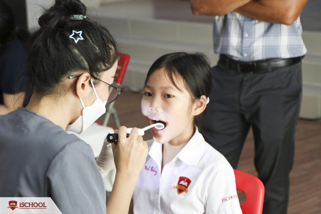 Học sinh iSchool đang khám sức khoẻ răng miệng