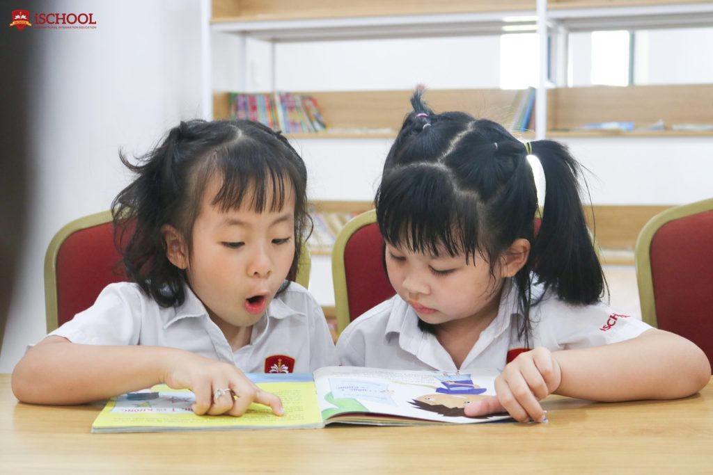 iSchool tôn trọng, khơi dậy tiềm năng và khích lệ sự phát triển từng cá nhân, định hướng cho học sinh thông qua chương trình giáo dục nhân cách và thực hành 6 giá trị cốt lõi trong các hoạt động dạy và học: “Yêu thương, Chính trực, Kỷ luật, Tôn trọng, Hội nhập, Sáng tạo”.