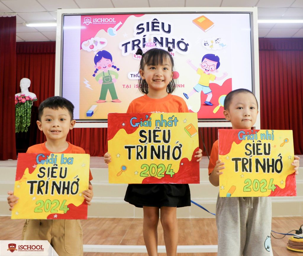 Trao thưởng cho các bé đạt giải cuộc thi Siêu trí nhớ