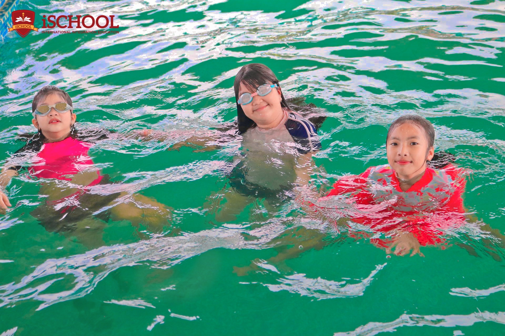 Bơi lội giúp trẻ phát triển thể chất và kỹ năng vận động