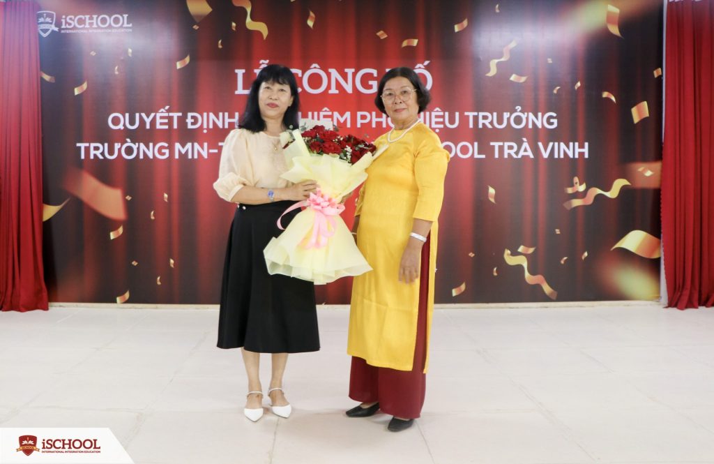 Cô Đào Thị Hồng Vân, Hiệu trưởng nhà trường trao quyết định bổ nhiệm cho phó hiệu trưởng