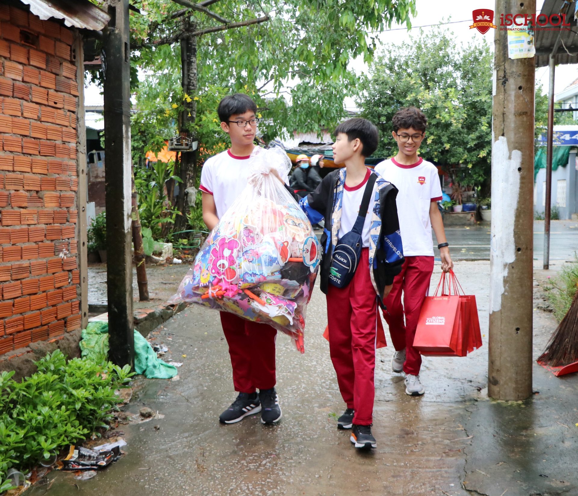 Các phàn quà được nhà trường trao tặng trực tiếp tại các điểm thiện nguyện