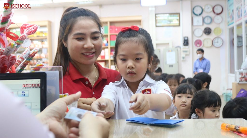 Chương trình giúp học sinh hiểu rõ giá trị của tiền bạc và cách sử dụng nó một cách thông minh từ khi còn nhỏ.