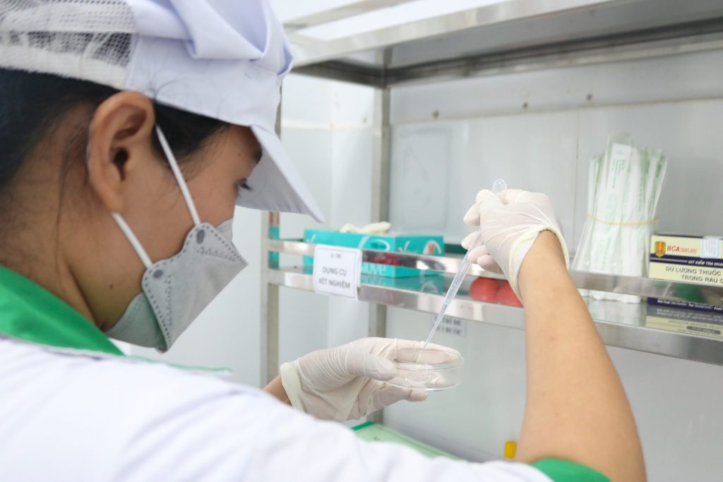 Các nguyên liệu nhập vào được kiểm tra nhanh bằng kit test đảm bảo không tồn dư hóa chất trước khi đưa vào chế biến